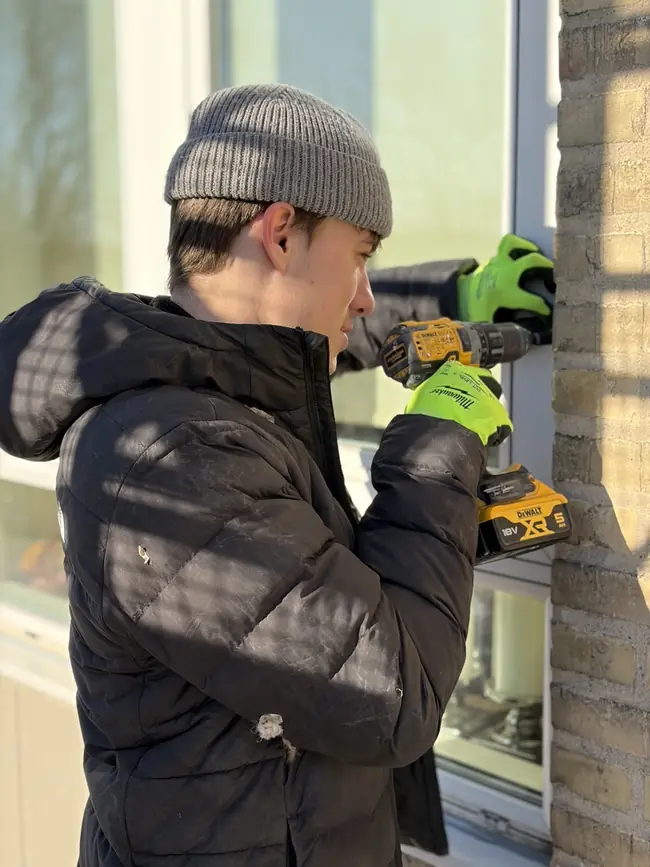 Tømrer arbejder med træ